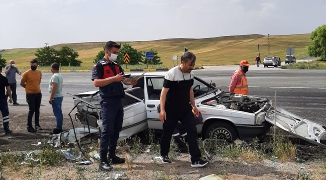 İKİ OTOMOBİLİN ÇARPIŞTIĞI KAZADA 1 KİŞİ ÖLDÜ