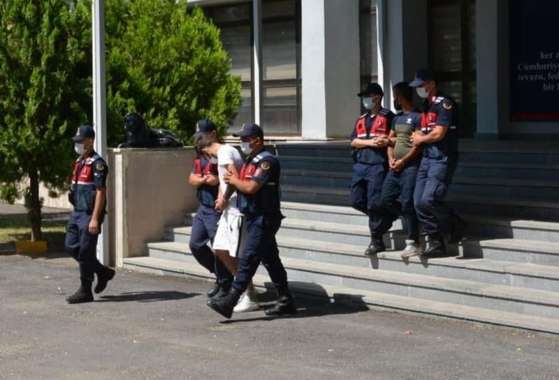 Mandıranın çatısını çalanlar yakalandı 