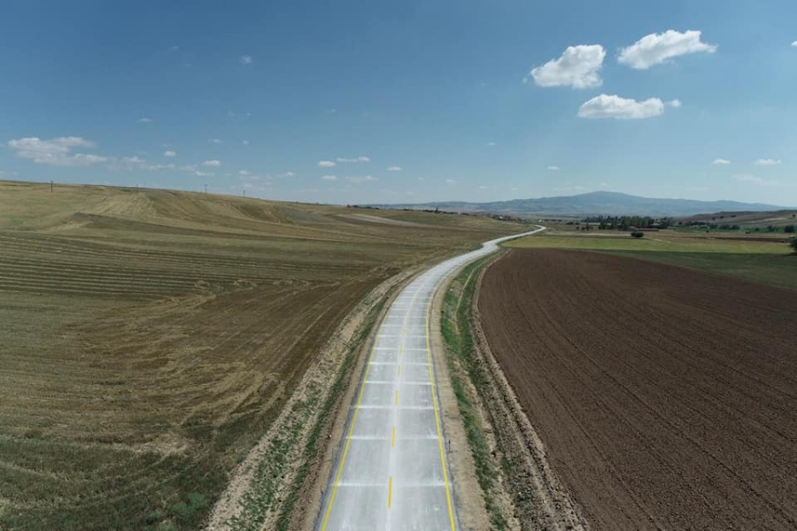 Köylerde beton yol çalışmaları devam ediyor 