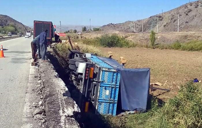 Tekstil yüklü kamyon köprüden aşağı düştü