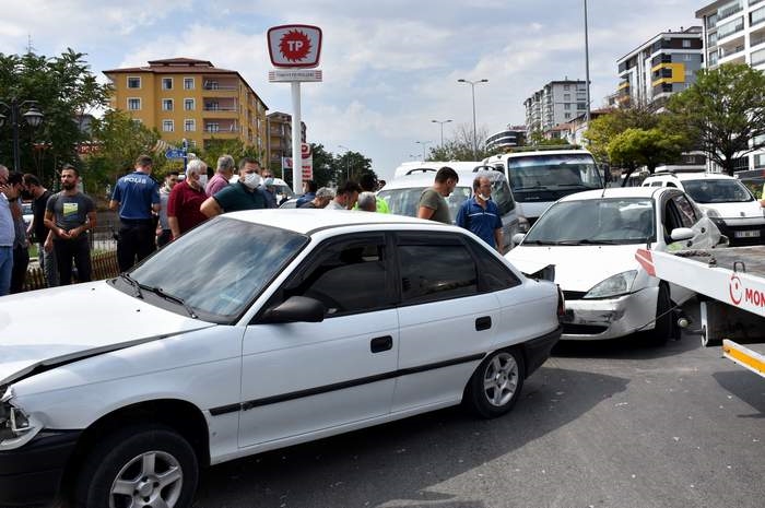 Freni boşalan vinç 7 aracı ezdi geçti 