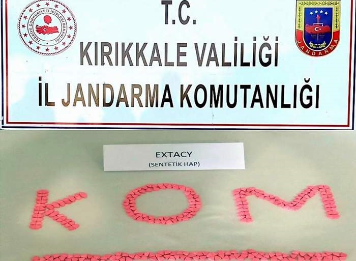 Otomobilde uyuşturucu hap ele geçirildi