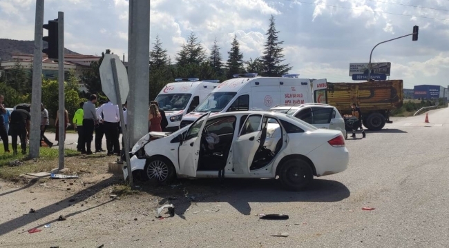 Kavşakta çarpışan iki otomobildeki 5 kişi yaralandı