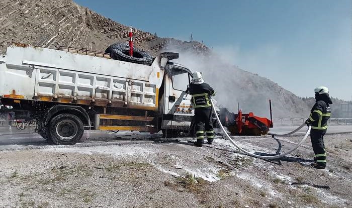 Yanan yol süpürme aracı hasar gördü