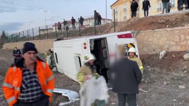 İşçi servisi devrildi 15 kişi yaralandı 