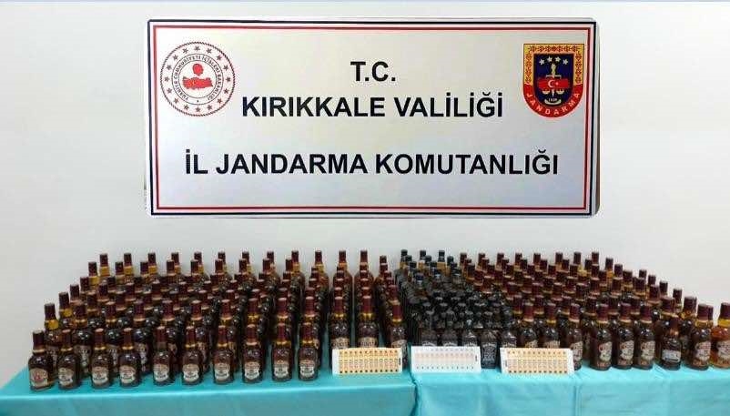 JANDARMA EKİPLERİ BİR ARABA DOLUSU SAHTE VİSKİ ELE GEÇİRDİ