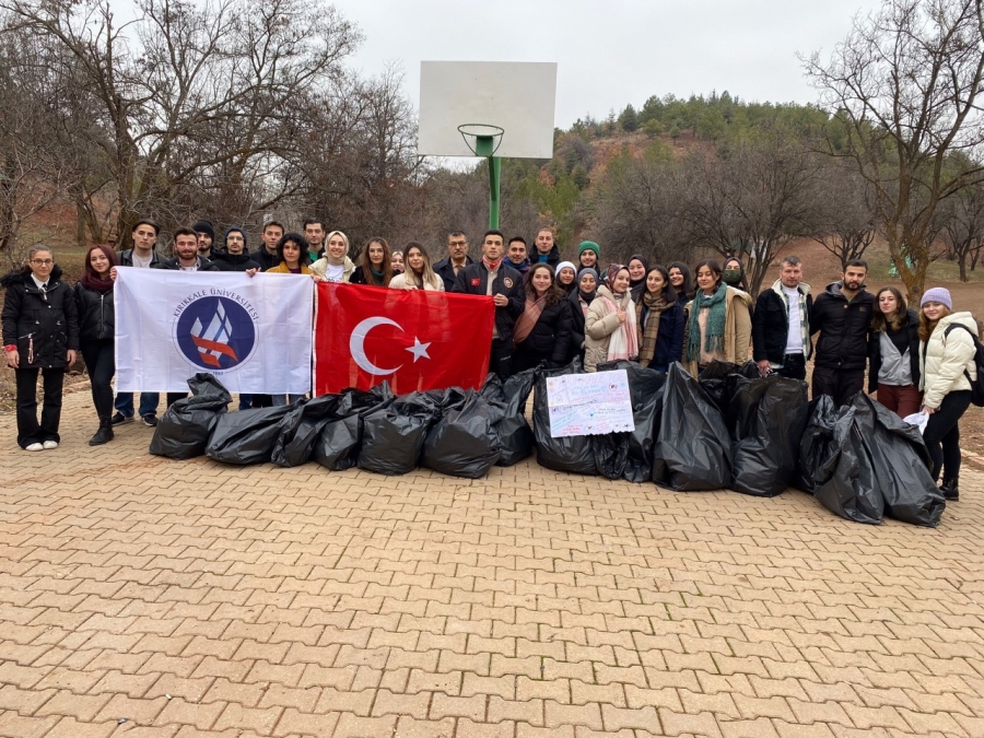 Toplum Gönüllüsü Gençlerden Çevre Temizliği