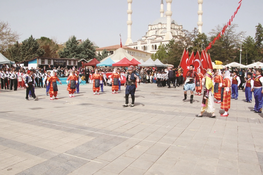 Meydanda renkli bayram 