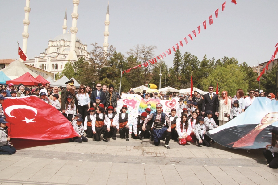 Meydanda renkli bayram 