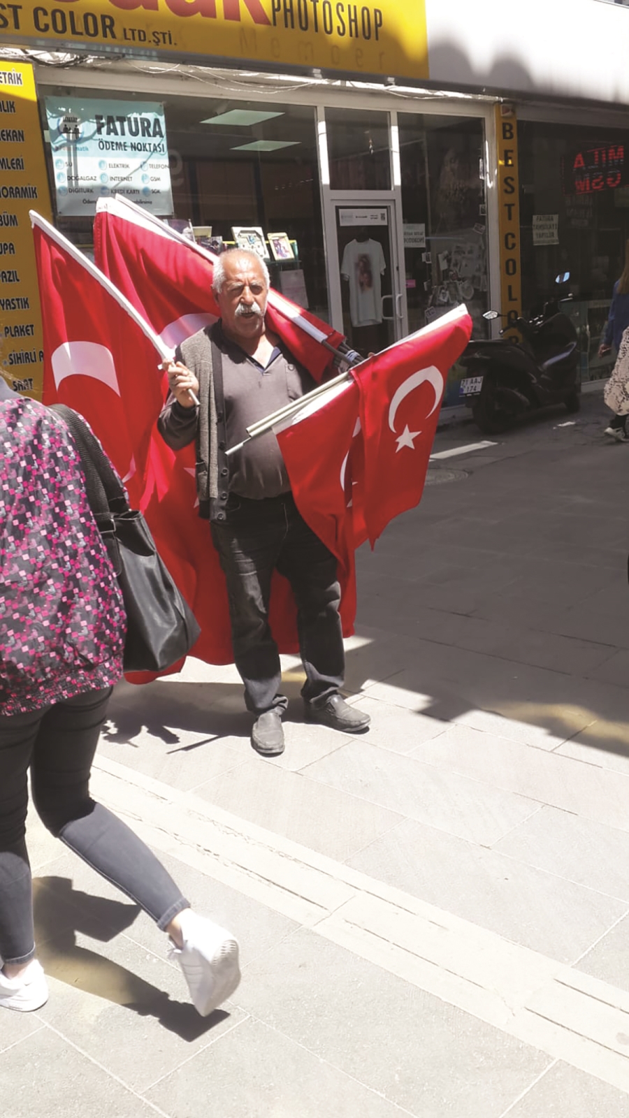 Bayraktan evinin  Rızkını kazanıyor