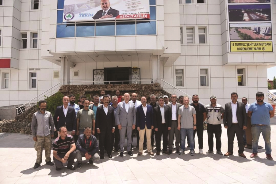 Belediye binası  Önünde sözleşme 