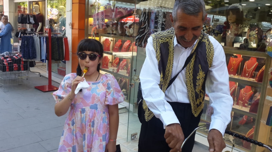 Osmanlı geleneğini yaşatarak Evinin ekmeğini kazanıyor