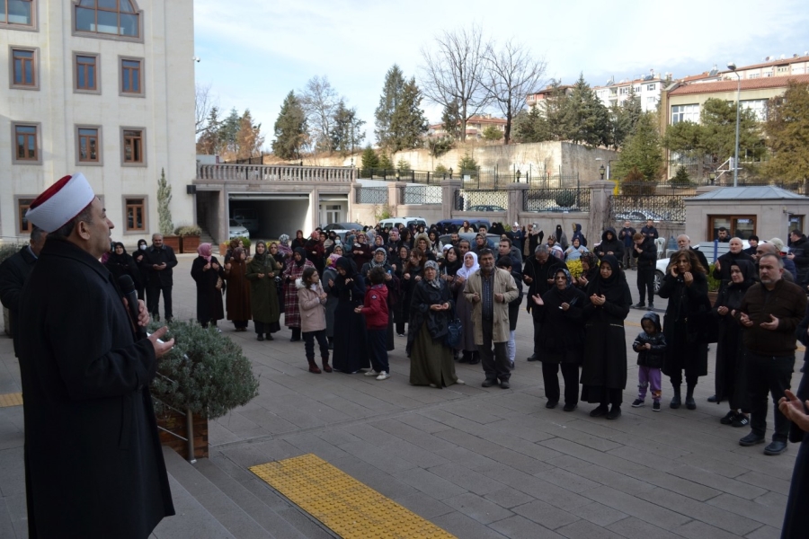 Umreciler dualarla kutsal topraklara uğurlandı.