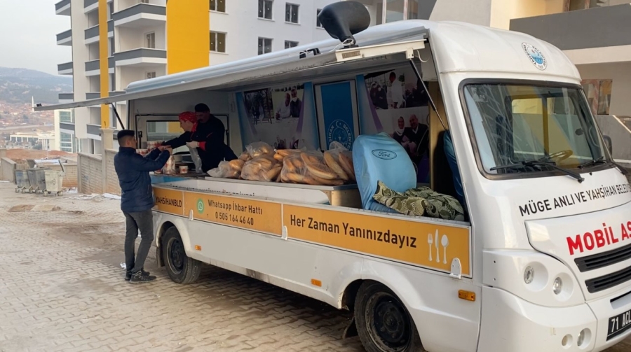 Yahşihan Belediyesi’nden depremzedelere sıcak yemek dağıtımı