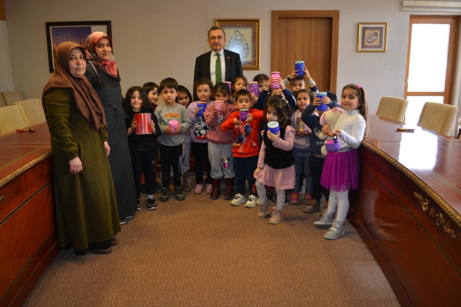 Minikler harçlıklarını depremzede çocuklara bağışladı