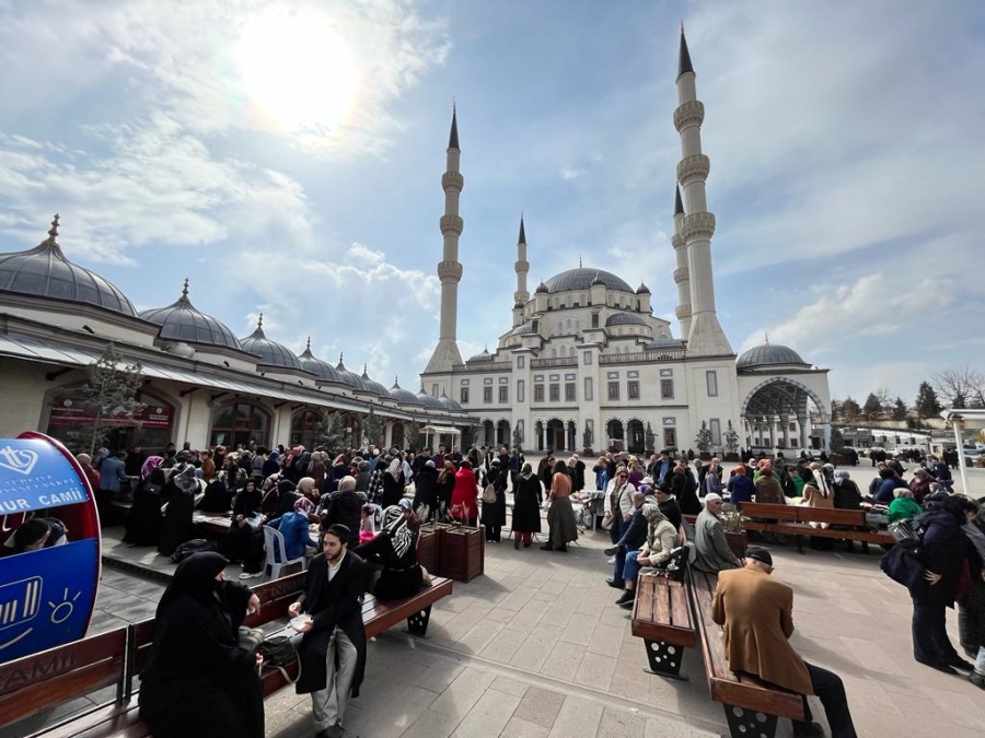 El emekleri depremzedeler için satışta