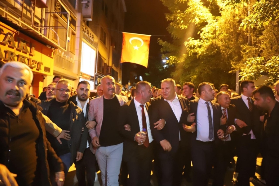 ÖZTÜRK: “PARTİSİNE İHANET EDİP CHP İLE KOL KOLA GEZENLERİ UNUTMAYACAĞIZ!”