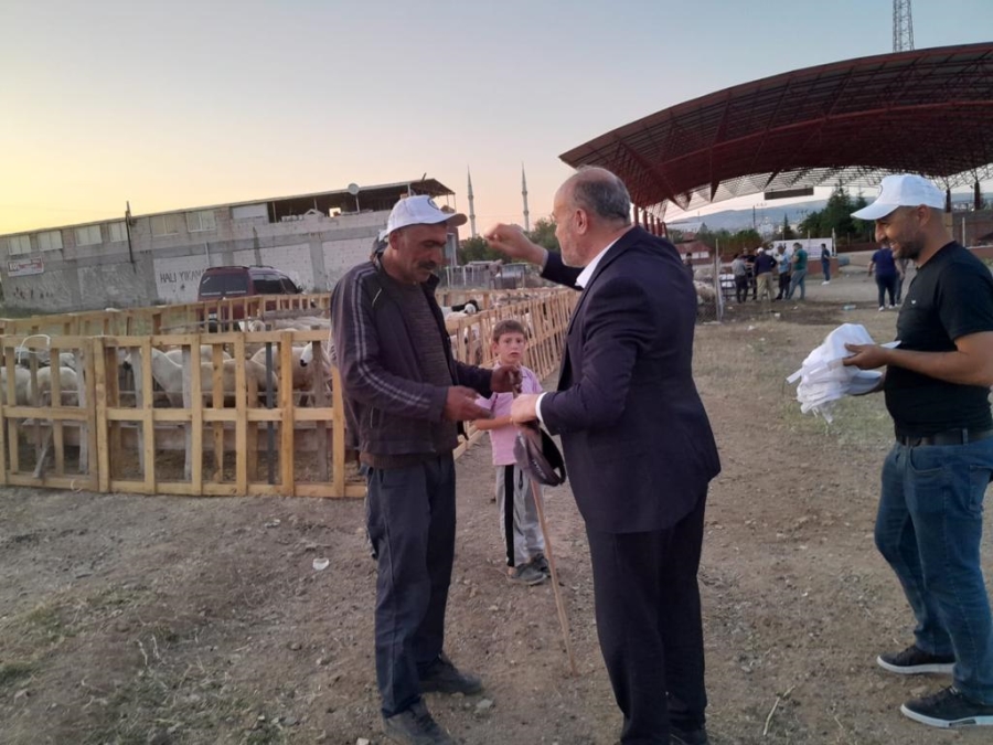 Tekin Pazarcılara jest yaptı