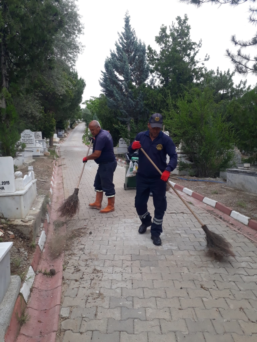 Mezarlıklarda Bayram Öncesi Temizlik