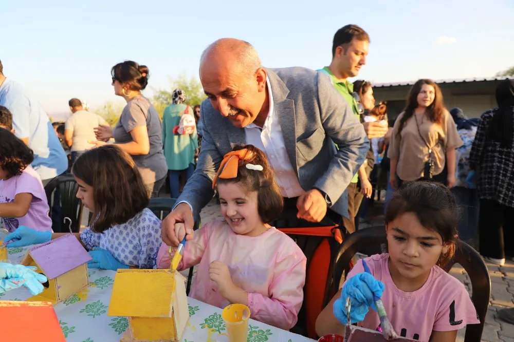 Kuşlar için rengârenk yuva yaptılar