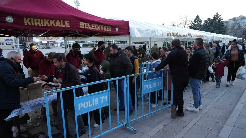  İFTAR ÇADIRI İLK GÜNDEN YÜZLERCE KİŞİYİ AĞIRLADI