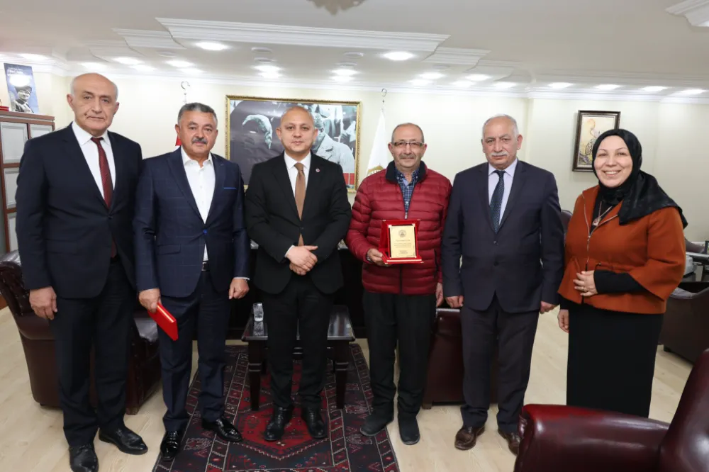 Kırıkkale Belediyesi’nde Emektar Çalışanlara Plaket Takdimi