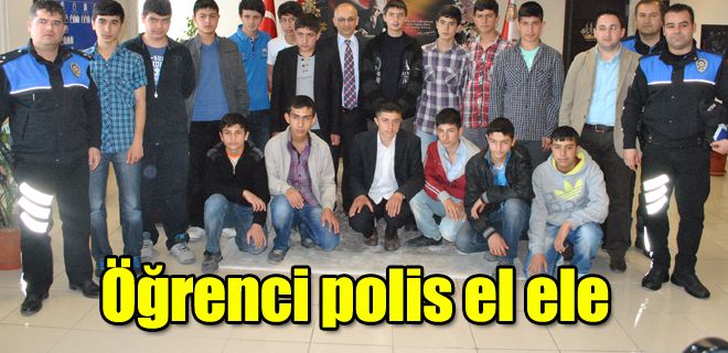 Öğrenciler polis ağabeylerine özendi