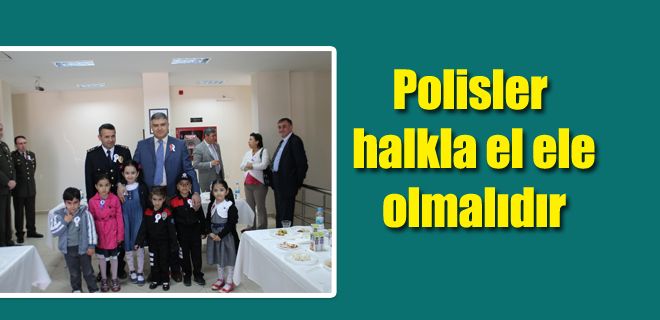 Polisler halkla ele ele görev yapmaktadır