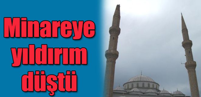 Minareye yıldırım düştü