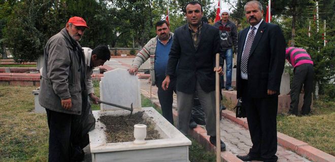Şehitlikte bayram hazırlığı