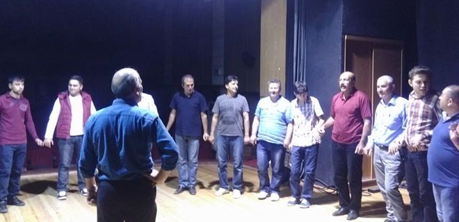 İşçiler halay çekerek stres atıyor