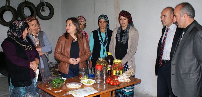 Kadın çiftçiler eğitiliyor