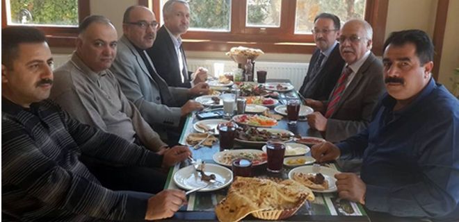 Dostlar yemekte buluştu