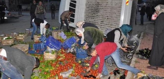Sebze yüklü kamyonet kaza yaptı, mahalleli bayram etti