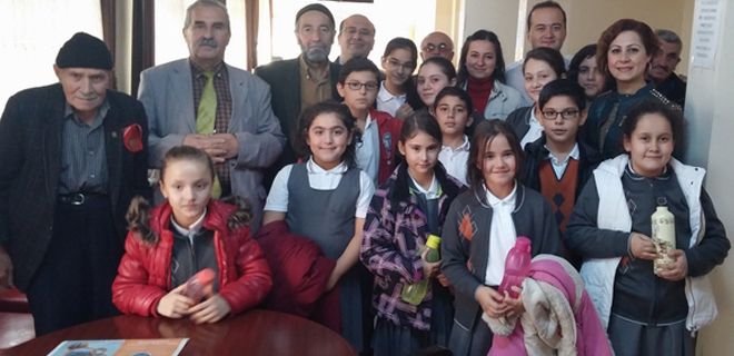 Miniklerin, yaşlıları sevindiren ziyareti