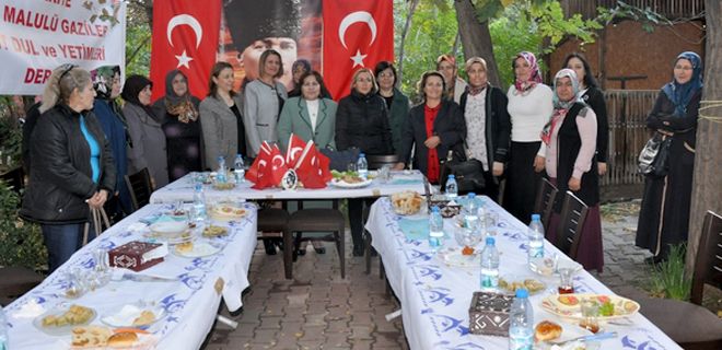 Protokol eşlerinden anlamlı ziyaret