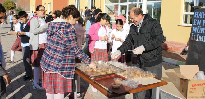 Özel Kızılırmak, komşularına aşure dağıttı