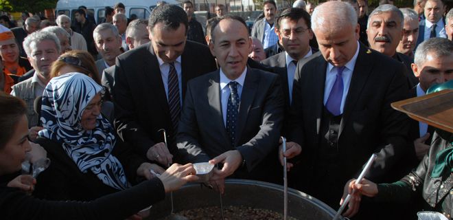 AK Parti 4 bin kişiye aşure dağıttı