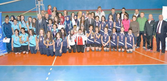 Kızlardan voleybol şöleni