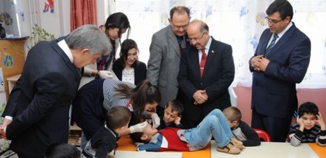 Miniklere flor vernik uygulaması