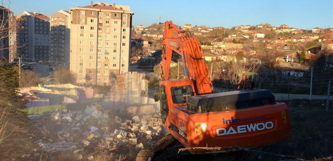 Belediye yıkıma başladı