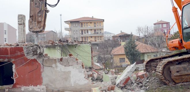Metruk binalar yıkılıyor