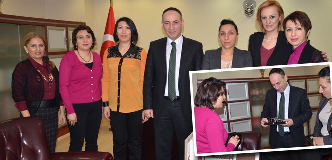 Hanımlar Başkana Tüfek Hediye Etti