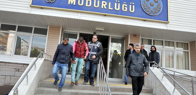 Zehir tacirleri polisten kaçamadı