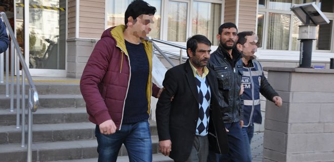 Sokak satıcıları adliyeye çıkartıldı