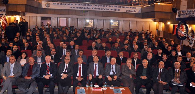 Türkiye demokrasi yolundan çıkıyor