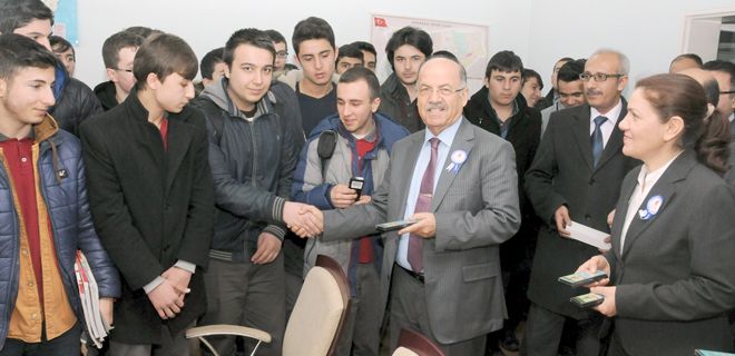 Vali öğrencilerle vergi konusunda sohbet etti