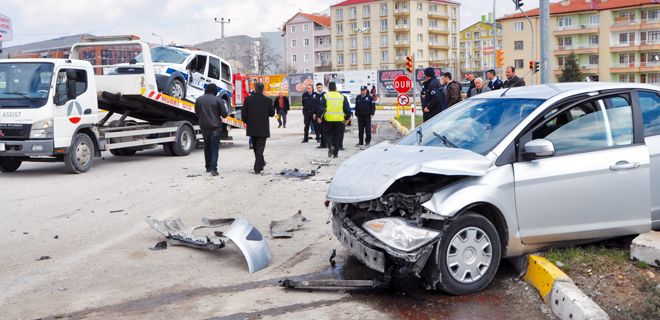 Sivil polis, resmi polis aracına çarptı