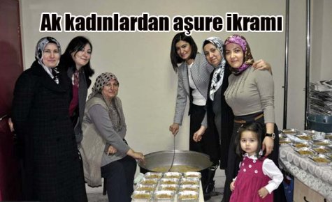 Ak kadınlardan aşure ikramı