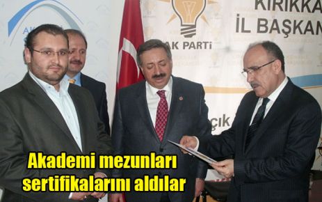 Akademi mezunları sertifikalarını aldılar
